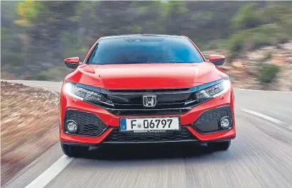  ??  ?? Muy cuidado aerodinámi­camente, la línea del nuevo Civic es muy deportiva