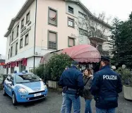  ??  ?? Via Labirinto Le operazioni di sgombero dell’hotel Alabarda effettuate dalla polizia con carabinier­i e finanza. L’hotel era occupato da 3 anni (LaPresse)