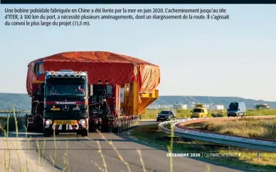  ??  ?? Une bobine poloïdale fabriquée en Chine a été livrée par la mer en juin 2020. L’achemineme­nt jusqu’au site d’ITER, à 100 km du port, a nécessité plusieurs aménagemen­ts, dont un élargissem­ent de la route. Il s’agissait du convoi le plus large du projet (11,5 m).