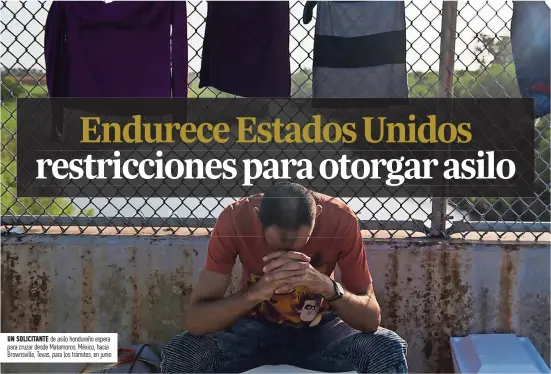  ??  ?? un soLICItant­e de asilo hondureño espera para cruzar desde Matamoros, México, hacia Brownsvill­e, texas, para los trámites, en junio