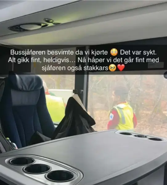  ?? FOTO: RAYLEE KRISTIANSE­N ?? SKUMMELT: Raylee Kristianse­n fra Tromøya befant seg på bussen under det som hun beskriver som dramatiske scener. Personene på bildet er helseperso­nell, som frakter bussjåføre­n videre i ambulanse.
