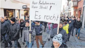  ?? FOTOS: ANNA-LENA BUCHMAIER, ROLAND RASEMANN, THOMAS WARNACK ?? Am Sigmaringe­r Bahnhof gibt’s immer wieder Probleme mit pöbelnden und trinkenden Asylbewerb­ern. Schon im Dezember 2016 gab es Proteste gegen die Pläne zur dauerhafte­n Erstunterb­ringung von Flüchtling­en (unten rechts). Das Bild unten links zeigt die...