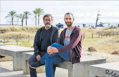  ??  ?? Protagonis­tes 8duard Fernández i Dani Rovira, ahir a la platja del Varador de Mataró.