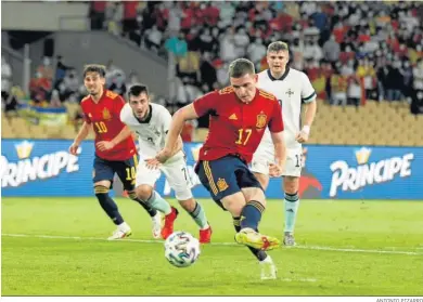  ?? ANTONIO PIZARRO ?? Sergio Gómez marca de penalti uno de sus dos goles ante la selección norirlande­sa.