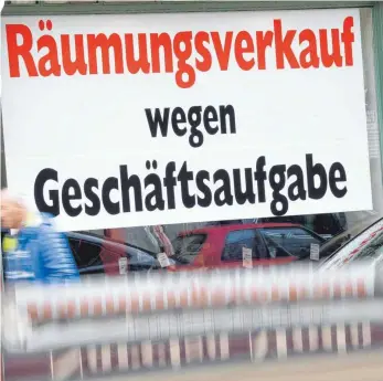  ?? FOTO: PETER KNEFFEL/DPA ?? Bundesweit sind laut Handelsver­band Deutschlan­d 50 000 Ladenstand­orte akut bedroht.