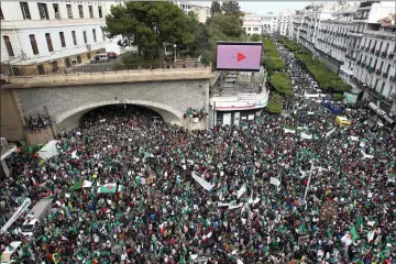  ??  ?? Algerians march during an anti-government demonstrat­ion in the capital Algiers. — AFP photo