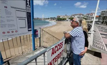  ?? (Photo Philippe Arnassan) ?? Comme ici au Veillat à Saint-Raphaël, les plages publiques de l’Est-Var sont à nouveau accessible­s au grand public à partir d’aujourd’hui.