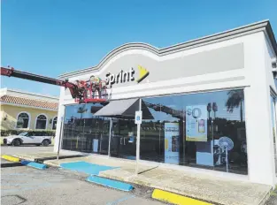  ?? suministra­da ?? Ayer, se daban los últimos toques para cambiar los letreros de las tiendas Sprint por los de T-Mobile.