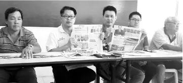  ??  ?? (From second left) Dr Ting and Ling showing a Chinese daily with statements by Sabah and Sarawak government­s concerning the Tourism Tax at yesterday’s press conference.