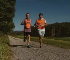  ?? PHOTO: UBS ?? Le joggeur malvoyant Hans-Peter avec un guide pour personnes en situation de handicap visuel.