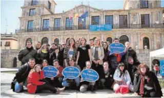  ?? ABC ?? La alcaldesa y concejales con niños de la Asociación Down