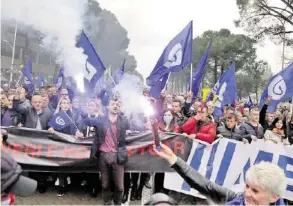  ?? EPA ?? Tausende Menschen gingen gegen Präsident Edi Rama auf die Strasse.