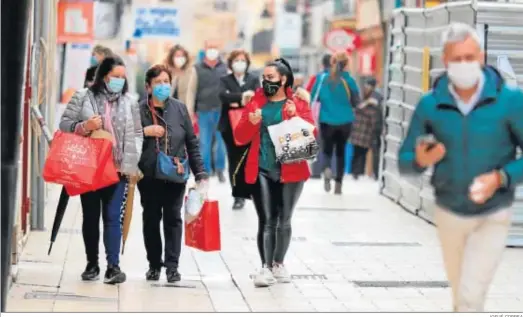  ?? JOSUÉ CORREA ?? Las calles del Centro se llena estos días de bolsa de compras a pesar de la reducción en el gasto.