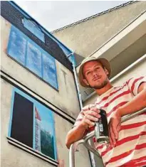  ??  ?? Graffiti-Künstler Max Kosta aus Erfurt gestaltet im Auftrag der Wohnungsba­ugenossens­chaft Gotha eine Fassade am Neubau Brühl /. Foto: Lutz Ebhardt