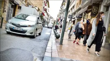  ??  ?? Mise à part pour un groupe d’adolescent­es devant Zara, ce n’était pas la fièvre acheteuse, hier matin dans la rue d’Antibes de Cannes. (Photos Clément Tiberghien)