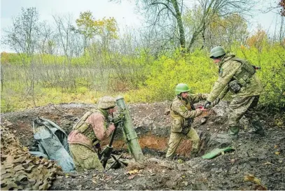  ?? ?? Soldados ucranianos disparan un mortero en la línea del frente cerca de Bajmut, en Donetsk