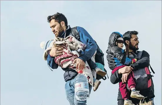  ?? ERDEM SAHIN / EFE ?? Migrantes saliendo ayer de la ciudad turca de Edirne hacia la frontera con Grecia para tratar de entrar en la Unión Europea