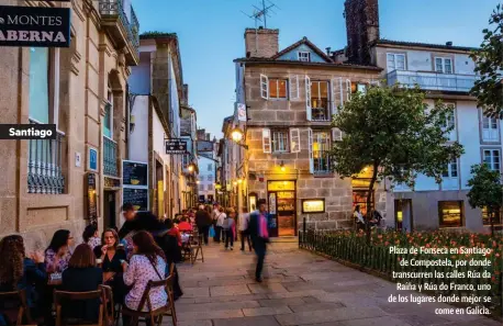  ??  ?? Plaza de Fonseca en Santiagode Compostela, por donde transcurre­n las calles Rúa daRaíña y Rúa do Franco, uno de los lugares donde mejor secome en Galicia.