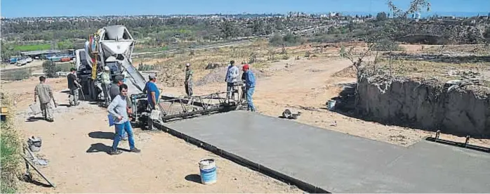  ?? (SERGIO CEJAS) ?? Futura avenida Quevedo. El avance de la obra vial de casi 300 metros que en 30 días conectará barrio Pueyrredón Anexo con la ruta 19, a 700 metros del CPC Pueyrredón.