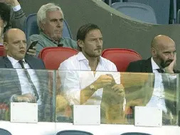  ??  ?? Delusi Da sinistra il d.g. Mauro Baldissoni, Francesco Totti e il d.s. Monchi. Alle loro spalle Riccardo Viola