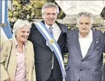  ??  ?? FOTO. La vicepresid­enta Lucía Topolansky y el expresiden­te José Mujica fueron invitados especiales del flamante presidente argentino Alberto Fernández a la toma de mando celebrada ayer en Buenos Aires.