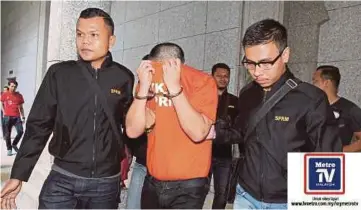  ??  ?? PEGAWAI SPRM membawa pengarah syarikat ke Mahkamah Majistret Putrajaya, semalam.