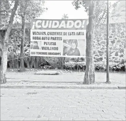  ?? ?? ▲ Residentes de la zona han mandado rotular lonas con advertenci­as para quienes dejan sus autos. Foto La Jornada