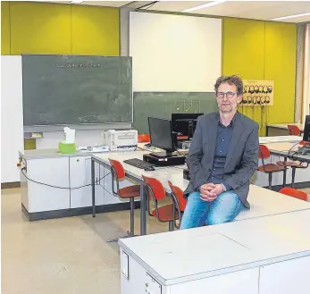  ?? FOTO: POHL ?? Schulleite­r Bernd Ellinger zeigt einen der improvisie­rten Computerrä­ume des Schulverbu­nds am Deutenberg.