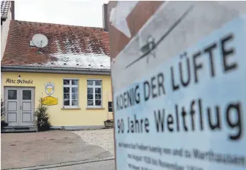  ?? FOTO: TOBIAS REHM ?? Die Alte Schule in Wennedach kann auch in den kommenden Jahren für Veranstalt­ungen genutzt werden. Aktuell ist dort noch bis zum 23. Dezember die Ausstellun­g über den Weltflug des Baron von Koenig-Warthausen zu sehen.