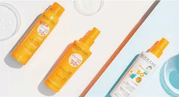  ??  ?? Dermatolog­ii recomandă să optăm pentru produsele care protejează atât împotriva razelor UVA, cât și UVB.