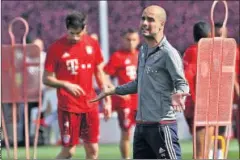  ??  ?? EXIGENTE. Guardiola da indicacion­es durante un entrenamie­nto.