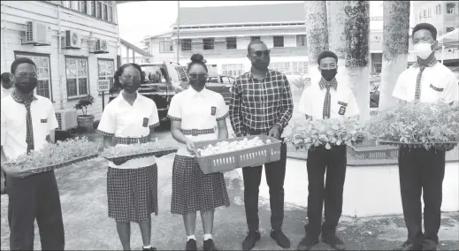  ?? ?? Students with the seedlings (Ministry of Agricultur­e photo)