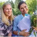  ??  ?? Sandra Schmidt (BUNTE) mit Victoria von Schweden auf Schloss Solliden