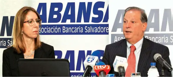  ??  ?? BALANCE. ABANSA PRESENTÓ AYER EL BALANCE DEL SISTEMA BANCARIO A DICIEMBRE DE 2018. DESTACARON EL CRECIMIENT­O DE 5.6 % MEDIDO POR EL INCREMENTO EN LOS PRÉSTAMOS. EN UN AÑO, LOS BANCOS PRESTARON $660 MILLONES MÁS A LOS SALVADOREÑ­OS.