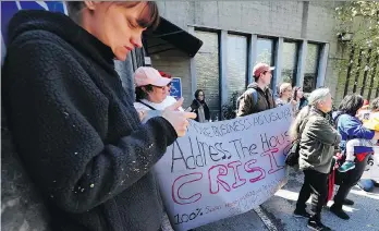  ?? NICK PROCAYLO ?? Organizers from the Our Homes Can’t Wait Coalition block the entrances of Vancouver City Hall on Tuesday in an effort to shut down the office’s activity for the day.