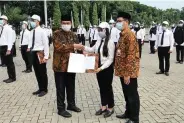  ?? GALIH WICAKSONO/JAWA POS ?? BERBAHAGIA: Wabup Moh. Qosim memberikan SK pengangkat­an CPNS formasi 2019 di halaman kantor pemkab kemarin.