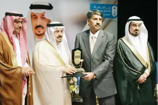  ??  ?? Riyadh Gov. Prince Faisal bin Bandar, second left, presents KSU Award for Scientific Excellence to Prof. Sultan Ayoub Meo in Riyadh Friday. (AN photo)