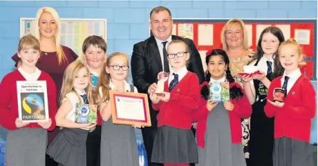  ??  ?? Champs Todholm Primary pupils with Renfrewshi­re Council Leader Iain Nicolson, headteache­r Lynne McGinn and Fair Trade coordinato­r Ashley Lusk