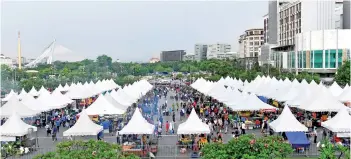  ?? - Bernama photo ?? FIRST DAY OF RAMADAN: People came to buy food for breaking fast in a new norm during a survey at the Perak Stadium Ramadan Bazaar yesterday.