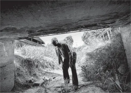  ?? Tomas Ovalle For The Times ?? A CAREFUL INTRUDER Police Sgt. Damon Maurice stands near a f lood canal that authoritie­s think was used by the Visalia Ransacker to access suburban homes. The burglar rif led through bedrooms and dumped the contents of drawers onto the f loor. But like the Cordova Cat Burglar, he stole little.