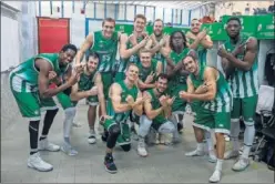  ??  ?? LOS HOMBRES DE NEGRO. La plantilla bilbaína, en Miribilla antes de partir hacia la capital andaluza. DE RÉCORD. El Betis suma 18 victorias consecutiv­as.