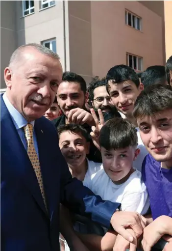 ?? ?? ► Erdogan posa con sus partidario­s mientras sale de un colegio electoral en Estambul.