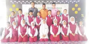  ??  ?? PENGAWAS Pusat Sumber Sekolah merakam gambar kenangan bersama Hassan.