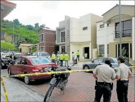  ??  ?? Lugar donde sucedió el femicidio al mediodía de ayer. Familiares quedaron aterrados.