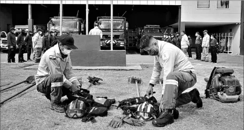  ?? Patricio terán / el comercio ?? • Henry López (i) y Franklin Simbaña, bomberos comunitari­os, se alistan en la estación de Pifo para ir a patrullar.