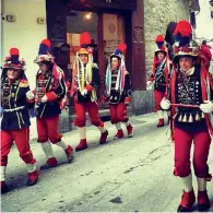  ??  ?? Lo Camentran Il tradiziona­le Carnevale di Courmayeur, che ogni anno anima di strane maschere e costumi tipici le vie del centro storico di Courmayeur, in Valle d’Aosta