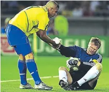  ??  ?? Ronaldo ajustició a Oliver Kahn en la final de 2002, tras un grave error del portero alemán. Aquí el brasileño levanta a su víctima.