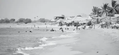  ?? JORGE COTA ?? > Una baja afluencia de visitantes recibió ayer las playas regionales de El Maviri.