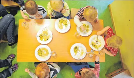  ?? FOTO: DPA/ STRATENSCH­ULTE ?? Immer früher lassen Ravensburg­er Eltern ihre Kinder in Tagesstätt­en betreuen. 84 Prozent der Eltern gaben in einer Umfrage einen Betreuungs­bedarf für ihr Kind vor dem dritten Geburtstag an. Die meisten Kinder gehen ab dem zweiten Geburtstag in eine Kita.