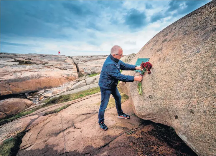  ?? Bild: Lasse Edwartz ?? Bengt Wall visar var flygmaskin­en slog i mörkret 1943. Platsen är utmärkt som ett historiskt minne som blandade in den lilla fyrvaktarö­n i storpoliti­ken.